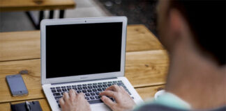 Il boom delle banche online in Italia: quali sono i vantaggi? uomo con notebook