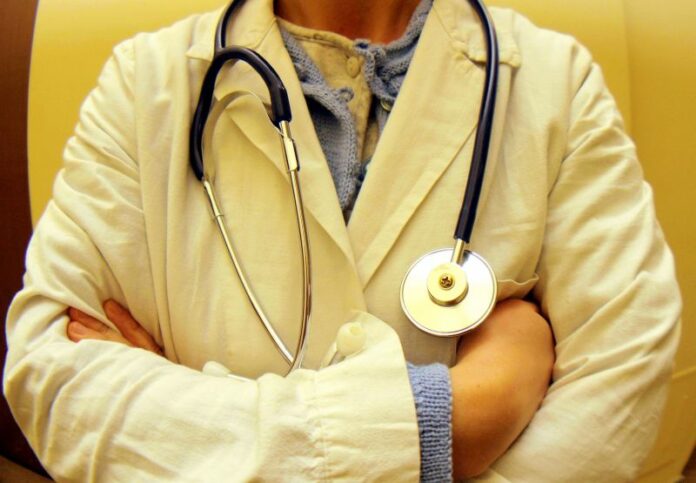 FOTO SIMBOLICHE SULLO SCIOPERO DEI MEDICI, SANITA', INFERMIERE, CAMICE, APPARECCHIO FONENDOSCOPIO, STETOSCOPIO