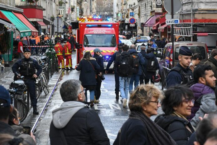 Parigi, spari in pieno centro: 3 morti