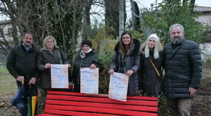 La presidente Damiano inaugura panchina rossa a Tessera