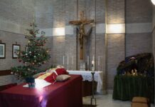 Benedetto XVI, la salma a San Pietro. Mattarella e Meloni rendono omaggio al feretro