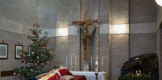 Benedetto XVI, la salma a San Pietro. Mattarella e Meloni rendono omaggio al feretro