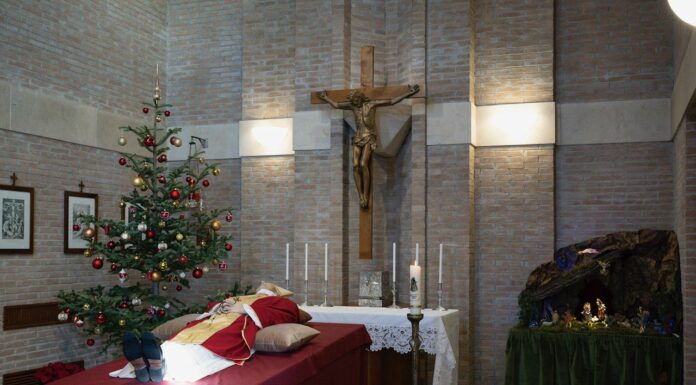 Benedetto XVI, la salma a San Pietro. Mattarella e Meloni rendono omaggio al feretro
