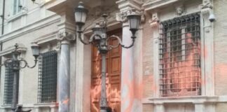 Senato, ambientalisti imbrattano la facciata di Palazzo Madama