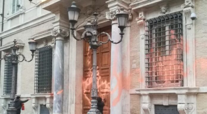 Senato, ambientalisti imbrattano la facciata di Palazzo Madama