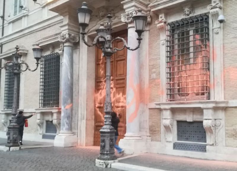 Senato, ambientalisti imbrattano la facciata di Palazzo Madama