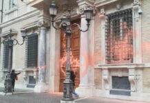 Senato, ambientalisti imbrattano la facciata di Palazzo Madama