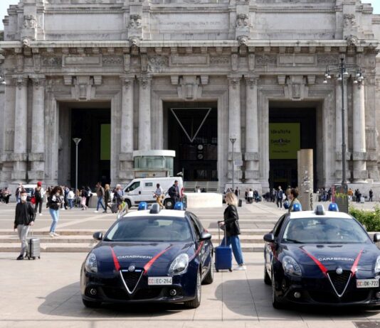 Milano, 38enne ruba borsa e orologio di lusso a una turista statunitense: arrestato