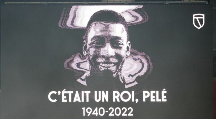 Corteo funebre per le vie di Santos, ultimo saluto a Pelè