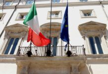 Bandiere a mezz’asta negli edifici pubblici per i funerali del Papa emerito