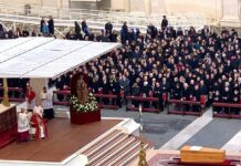 Oltre 50mila fedeli per l’ultimo saluto a Benedetto XVI “Santo subito”