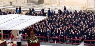 Oltre 50mila fedeli per l’ultimo saluto a Benedetto XVI “Santo subito”