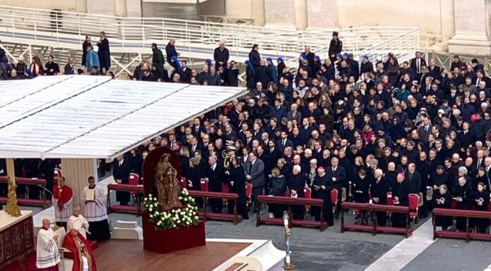 Oltre 50mila fedeli per l’ultimo saluto a Benedetto XVI “Santo subito”