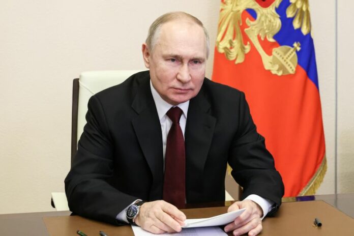Russia: Il Presidente russo Putin partecipa alla cerimonia dell'alzabandiera sul dragamine della Marina Militare russa Anatoly Shlemov