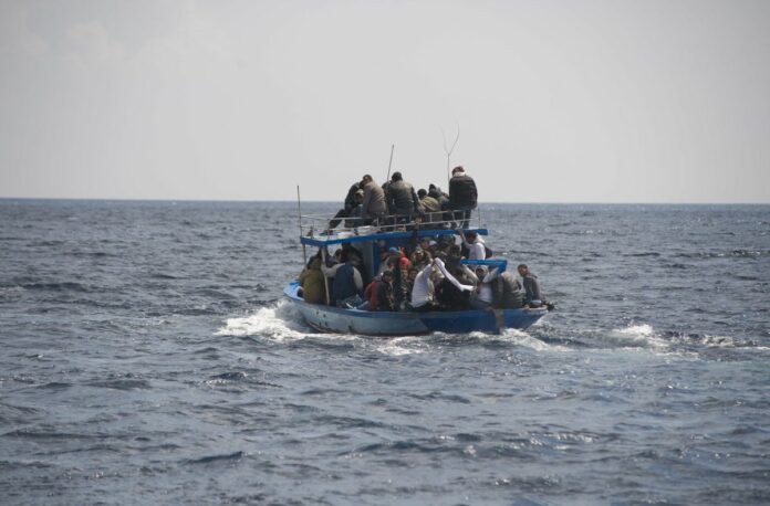 Lampedusa, arrivo di nuovi immigrati nell'isola a bordo di un barcone