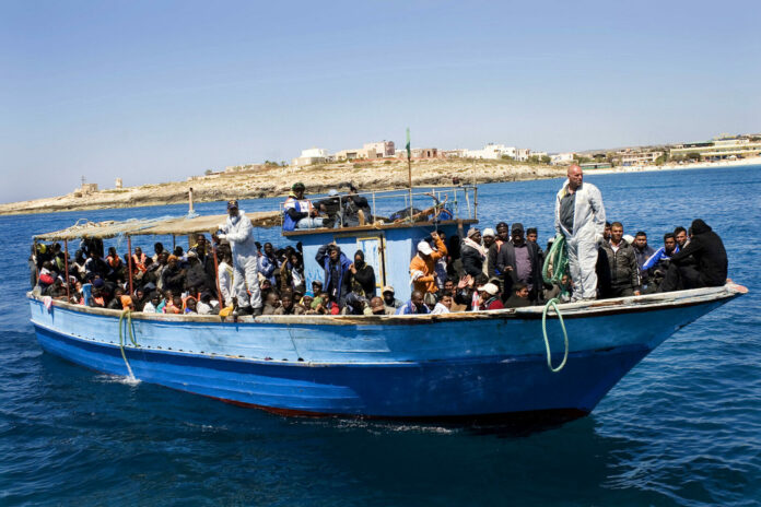 Lampedusa, emergenza immigrazione, l'isola ancora piena di migranti