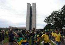 Sostenitori di Bolsonaro assaltano le istituzioni a Brasilia