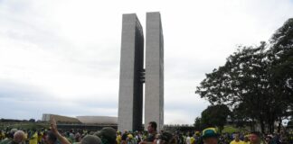 Sostenitori di Bolsonaro assaltano le istituzioni a Brasilia