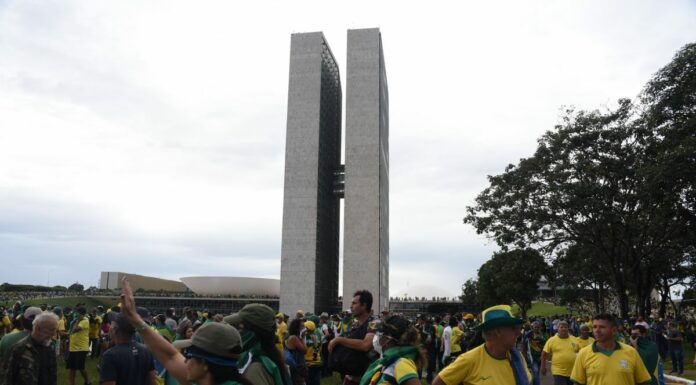 Sostenitori di Bolsonaro assaltano le istituzioni a Brasilia