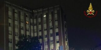 Milano, incendio in ex residence occupato da senzatetto, 40 evacuati