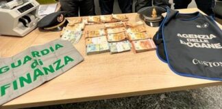 Traffico di valuta, intercettati a Chiasso 500 mila euro non dichiarati
