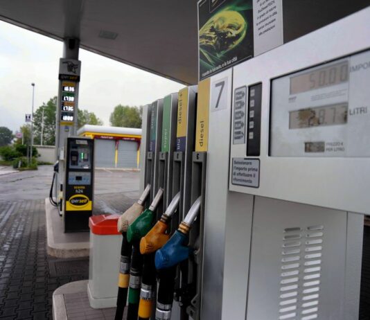 Caro carburanti, vertice in Regione degli assessori Manca e Cani con i vertici del gruppo Saras