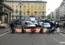 Milano, ambientalisti bloccano traffico in piazza Cinque Giornate
