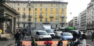 Milano, ambientalisti bloccano traffico in piazza Cinque Giornate