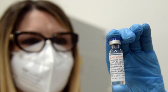 Covid, diminuiscono positivi (84.076) e decessi settimanali (576)