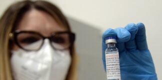 Covid, diminuiscono positivi (84.076) e decessi settimanali (576)