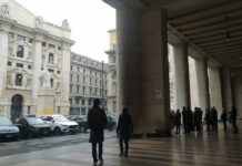 Gli attivisti di Ultima Generazione imbrattano “il Dito” di Cattelan a Milano