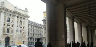 Gli attivisti di Ultima Generazione imbrattano “il Dito” di Cattelan a Milano