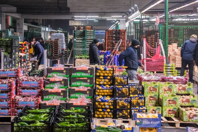 Milano. Ortomercato Arcivescovo Delpini benedice il mercato del pesce fiori ed ortofrutta di Foody ed incontra i lavoratori