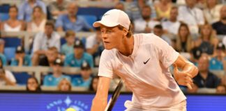 Sinner ko agli ottavi agli Australian Open, vince Tsitsipas