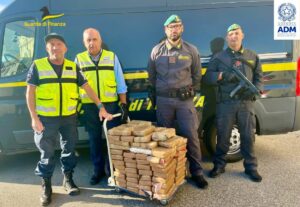 Sequestrati al porto di Livorno 180 kg di cocaina nascosta tra le banane Sequestrati al porto di Livorno 180 kg di cocaina nascosta tra le banane