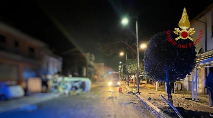 Dramma alle porte di Roma. Auto si ribalta, morti cinque giovani