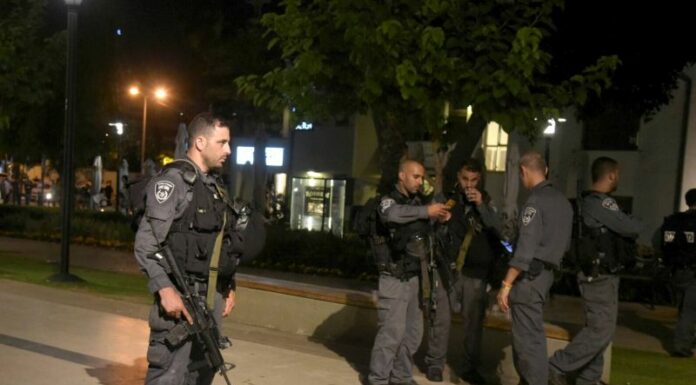 Attacco terroristico a Gerusalemme, diversi morti e attentatore ucciso