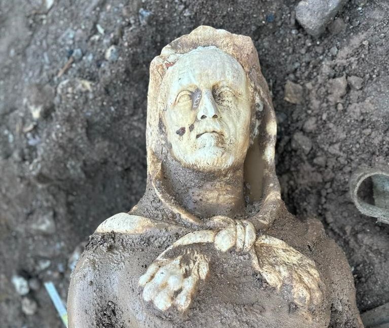 Roma, durante scavi trovata statua di Ercole nel Parco dell’Appia Antica Roma, durante scavi trovata statua di Ercole nel Parco dell’Appia Antica