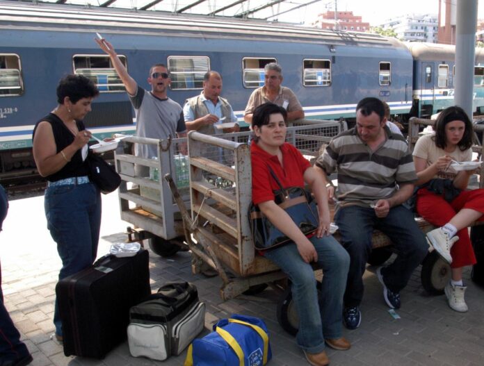 ROMA.STAZIONE TIBURTINA.PER IL BLOCCO DELLA STAZIONE DI MONTECORVINO CONTRO LA DISCARICA DI PARAPOTI TUTTI I TRENI PROVENIENTI DAL NORD E DIRETTI IN CALABRIA E SICILIA FERMANO ALLA STAZIONE TIBURTINA.PULMAN MESSI A DISPOSIZIONE DALLE FERROVIE