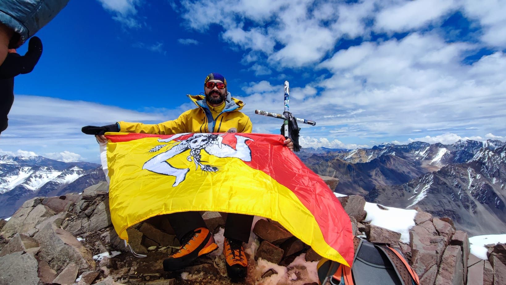 Scalatore messinese sul vulcano più alto al mondo, Schifani “Impresa eccezionale”