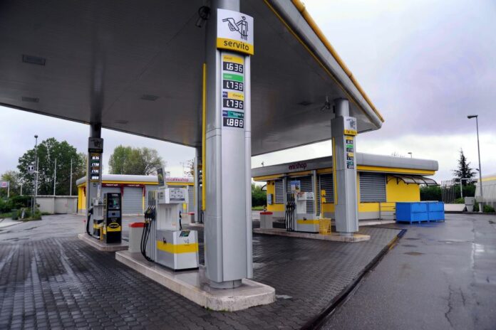DISTRIBUTORE DI CARBURANTI DELL' ENI IN VIA NOVARA