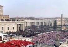 Benedetto XVI, in migliaia in piazza San Pietro i funerali del Papa emerito