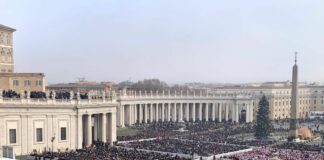 Benedetto XVI, in migliaia in piazza San Pietro i funerali del Papa emerito