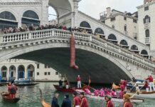 La regata delle befane taglia il suo 43^ traguardo sotto il ponte di Rialto