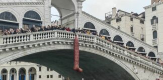 La regata delle befane taglia il suo 43^ traguardo sotto il ponte di Rialto