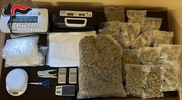 Nascondeva più di 2 chili di marijuana in casa, 55enne arrestato a Catania