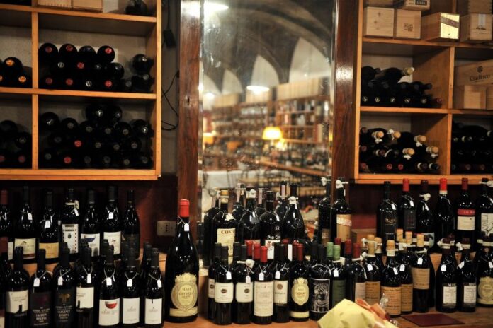 IL SOMMELIER LUCA GARDINI FOTOGRAFATO ALL' ENOTECA N' OMBRA