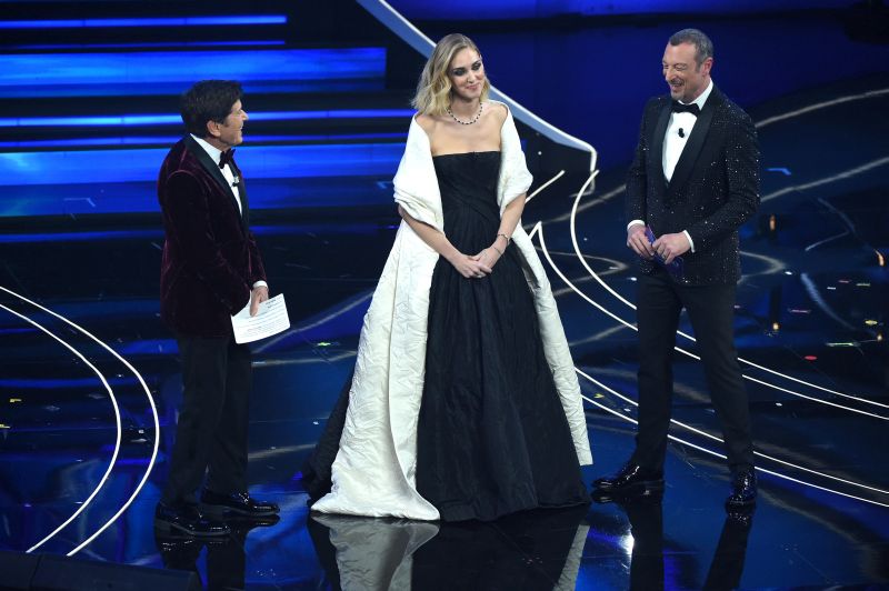 Sanremo al via con Mattarella, Benigni, Ferragni. Blanco distrugge i fiori Sanremo al via con Mattarella, Benigni, Ferragni. Blanco distrugge i fiori