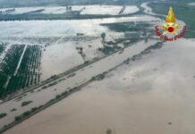Vento e mareggiate sulla Sicilia orientale, allagamenti e auto bloccate dalla neve. Sotto osservazione il fiume Anapo