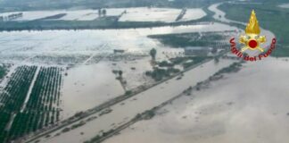 Vento e mareggiate sulla Sicilia orientale, allagamenti e auto bloccate dalla neve. Sotto osservazione il fiume Anapo